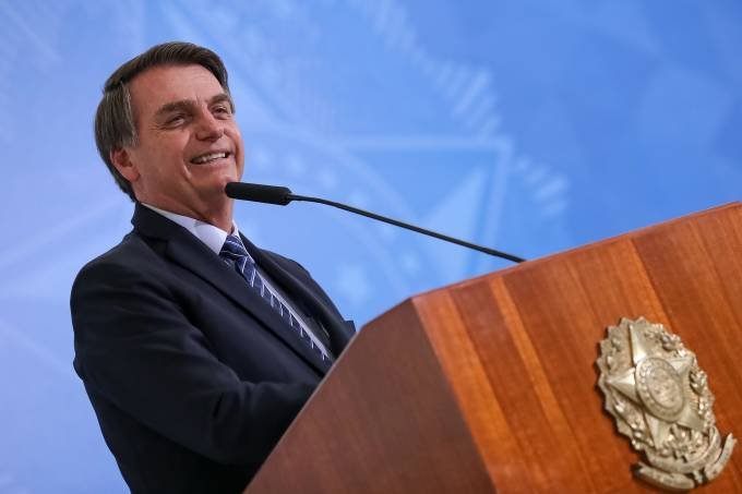 You are currently viewing Bolsonaro assina decreto que amplia por dois meses o auxílio de R$ 600