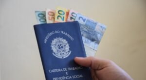 Read more about the article Abono salarial de até R$ 1.100 começa a ser pago nesta terça-feira
