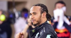 Read more about the article Lewis Hamilton chega a acordo e permanece em 2021 na Mercedes