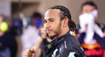 You are currently viewing Lewis Hamilton chega a acordo e permanece em 2021 na Mercedes