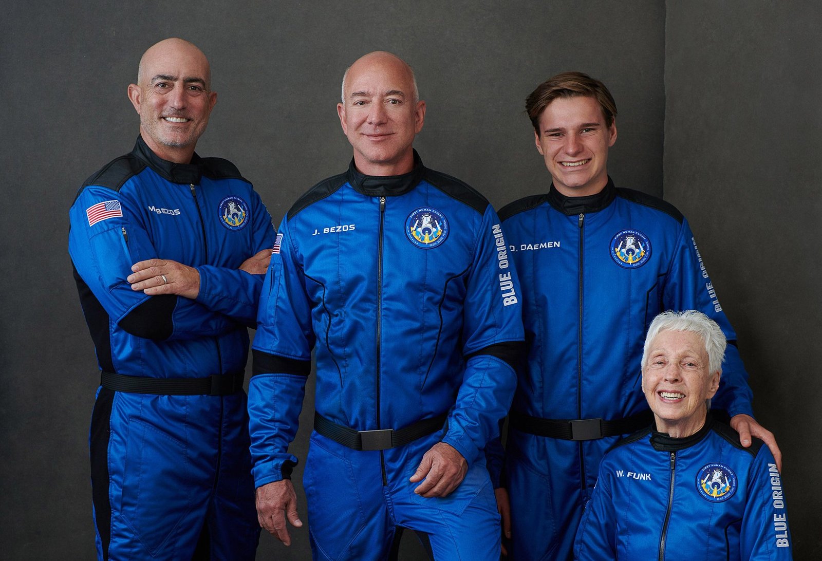 You are currently viewing Jeff Bezos, homem mais rico do mundo, viaja ao espaço em voo histórico de 10 minutos