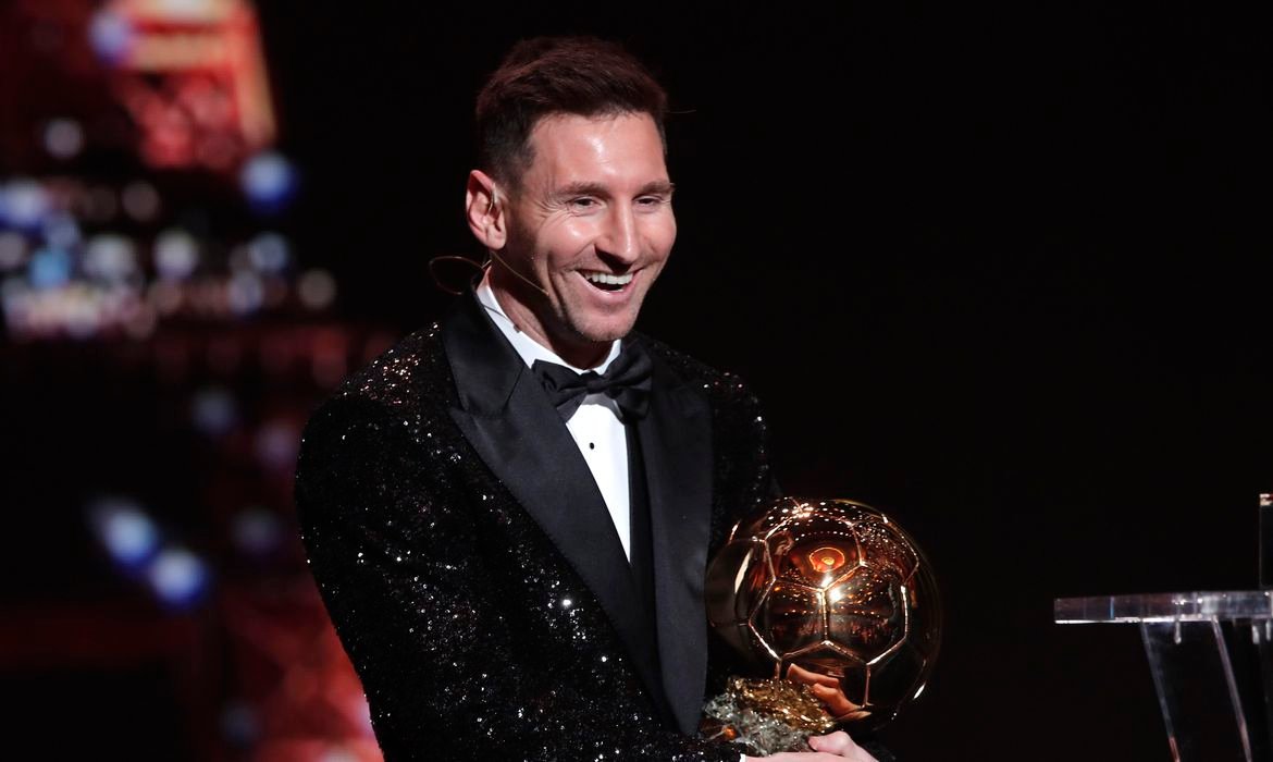 You are currently viewing Messi amplia recorde e ganha 7ª Bola de Ouro da carreira