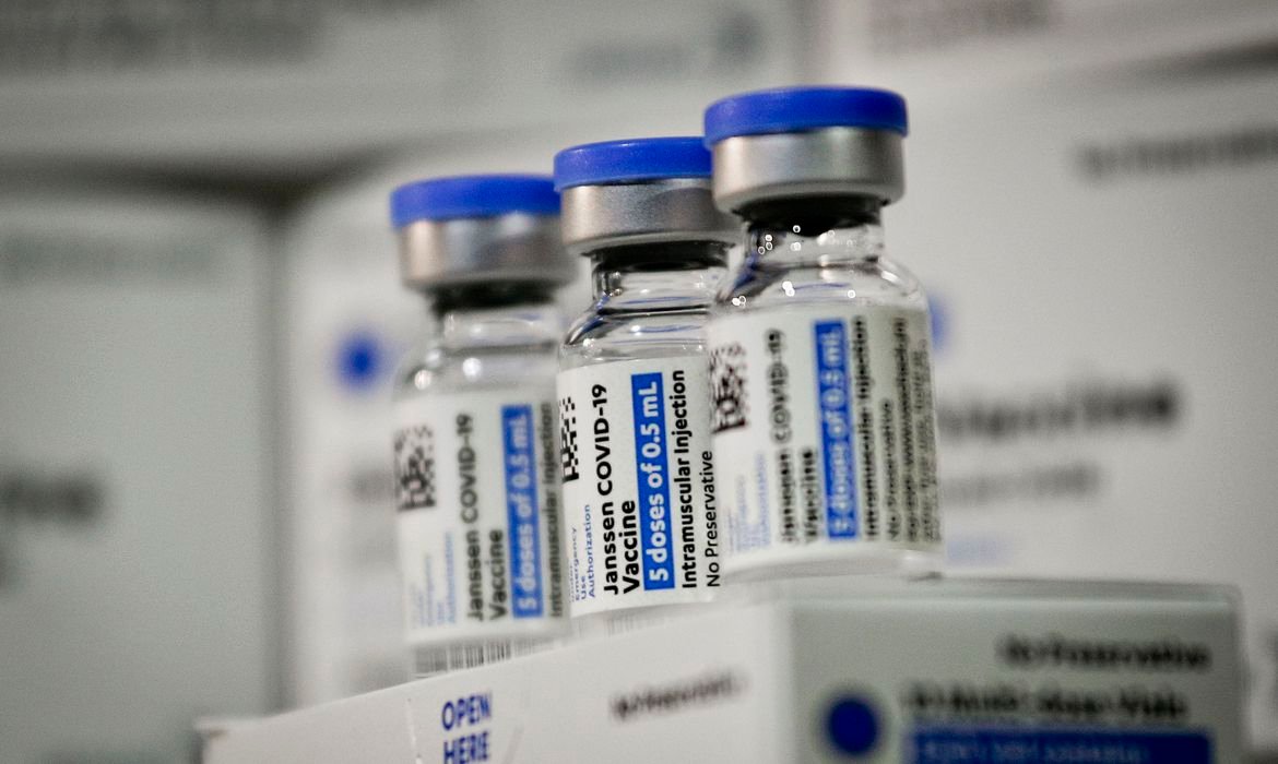 Read more about the article Brasil recebe 1 milhão de doses da vacina Janssen
