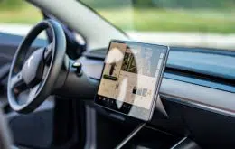 Read more about the article Falha em software permitia que hackers controlassem carros da Tesla