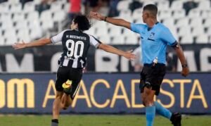 Read more about the article Joia de 17 anos brilha, Botafogo vence e reassume a ponta do Carioca