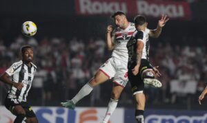 Read more about the article São Paulo derrota Santos em clássico com gol de pênalti no fim