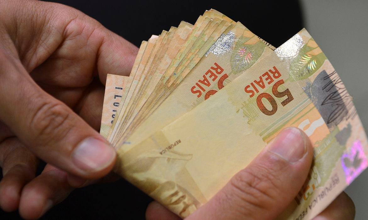 Você está visualizando atualmente Salário mínimo sobe para R$ 1.302 em 1º de janeiro