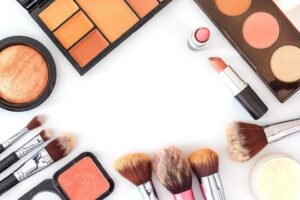 Leia mais sobre o artigo Maquiagem: após polêmicas com produto de influencer, especialista destaca cuidados