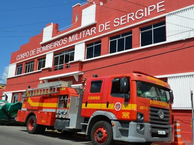 Você está visualizando atualmente Incêndio atinge 2 quartos no 3º andar de hotel na Beira Mar em Aracaju
