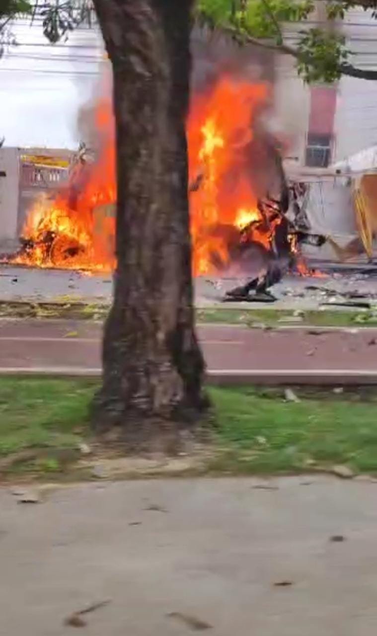 Você está visualizando atualmente Ambulância pega fogo e fica completamente destruída no Conjunto Augusto Franco, em Aracaju