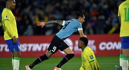 Você está visualizando atualmente Eliminatórias: Brasil perde para Uruguai em noite para esquecer