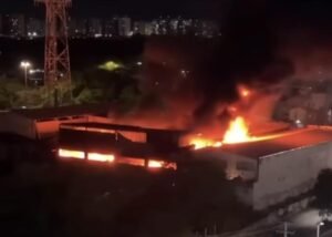 Leia mais sobre o artigo Incêndio de grandes proporções atinge e destrói loja de colchões no bairro Jabotiana, em Aracaju