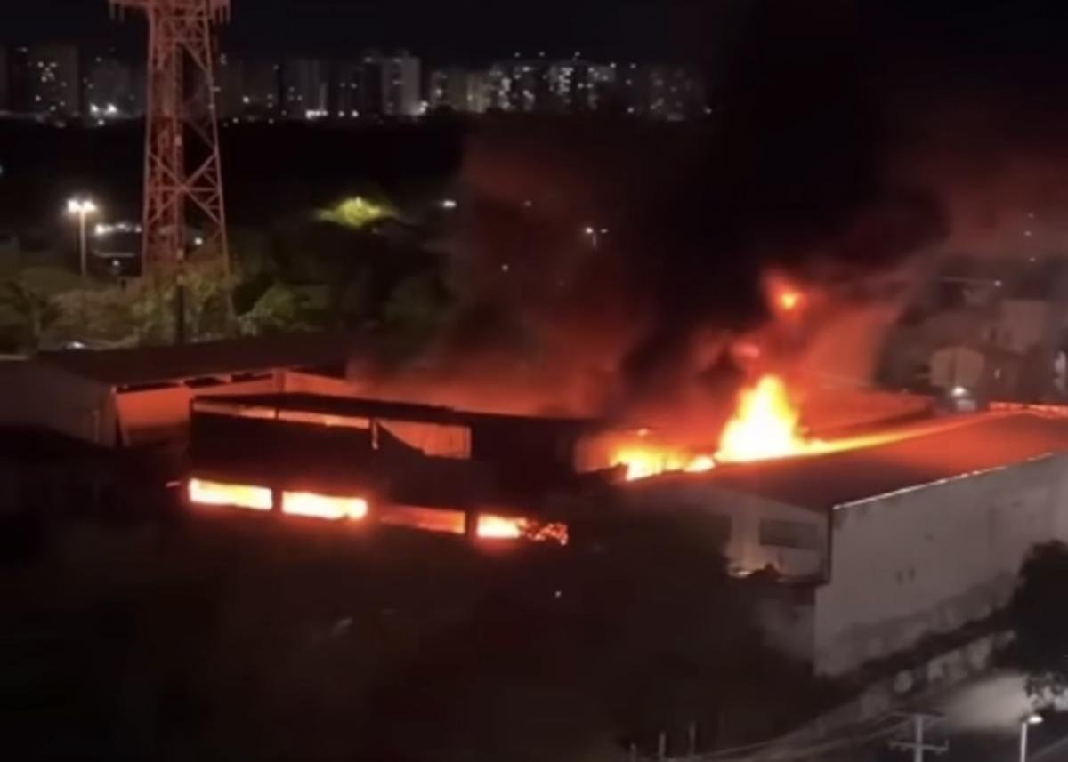 Você está visualizando atualmente Incêndio de grandes proporções atinge e destrói loja de colchões no bairro Jabotiana, em Aracaju
