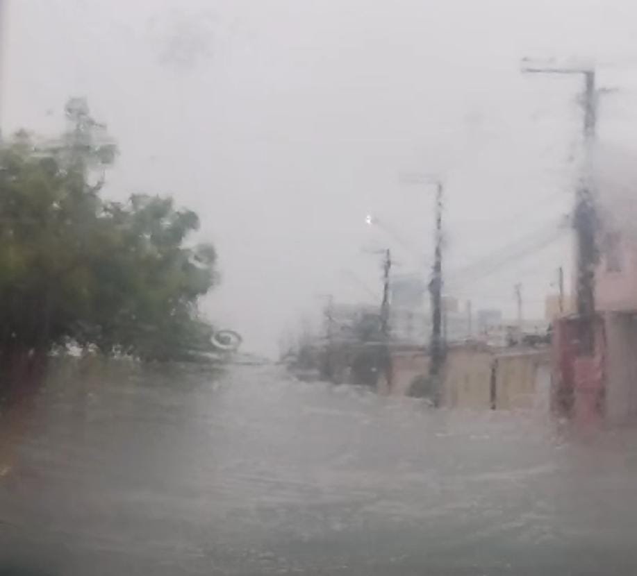Você está visualizando atualmente Chuva que cai desde a madrugada em Aracaju e interior e provoca vários alagamentos