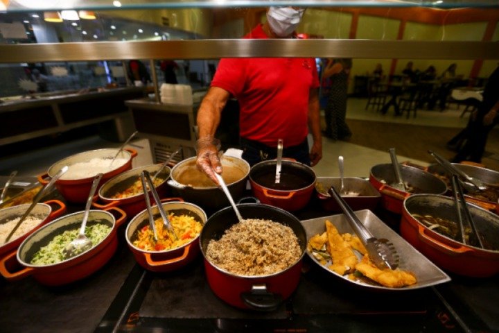 Leia mais sobre o artigo Restaurantes e bares geram mais empregos, diz levantamento do IBGE