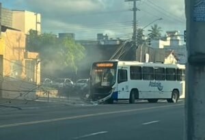 Leia mais sobre o artigo Ônibus do transporte coletivo que faz linha Terminal Maracaju/DIA colide contra poste