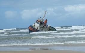 Leia mais sobre o artigo Embarcação encalha com seis tripulantes na praia do Abaís em Estância